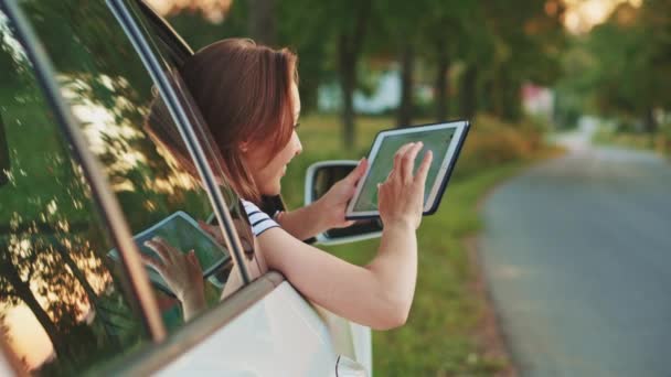 Mujer usando tableta digital — Vídeo de stock