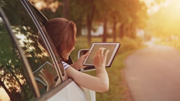 femme utilisant une tablette numérique