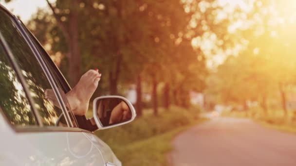 Woman showing legs from car — Stok video