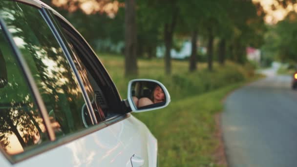 Frau zeigt Beine aus Auto — Stockvideo