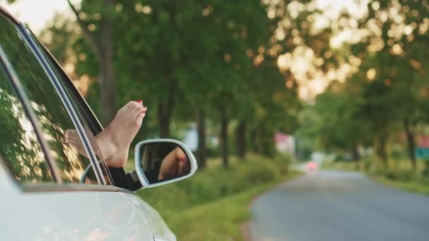 Mujer mostrando piernas desde el coche — Vídeo de stock