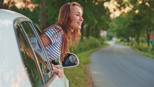 Femme agitant de la voiture 