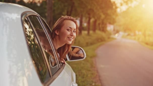 Mujer saludando desde el coche — Vídeo de stock