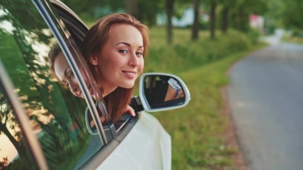 Mujer saludando desde el coche — Vídeo de stock