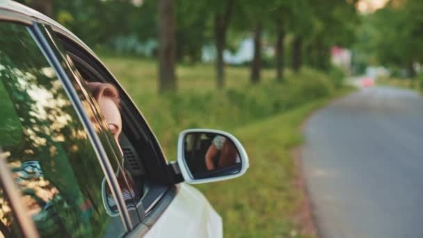Femme agitant de la voiture 