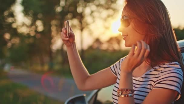 femme utilisant un smartphone numérique 