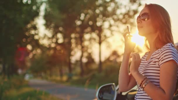 femme utilisant un smartphone numérique 