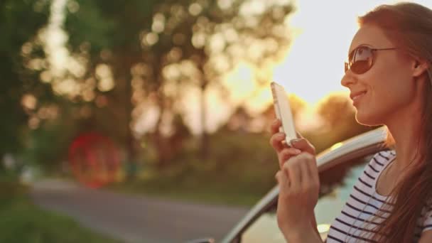 femme utilisant un smartphone numérique 