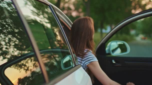 Femme sortant de voiture 