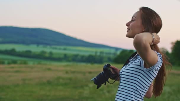 Mujer usando cámara fotográfica digital — Vídeo de stock