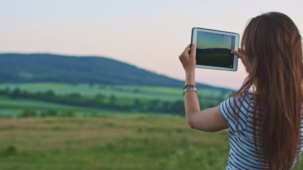 Женщина с помощью цифрового планшета — стоковое видео