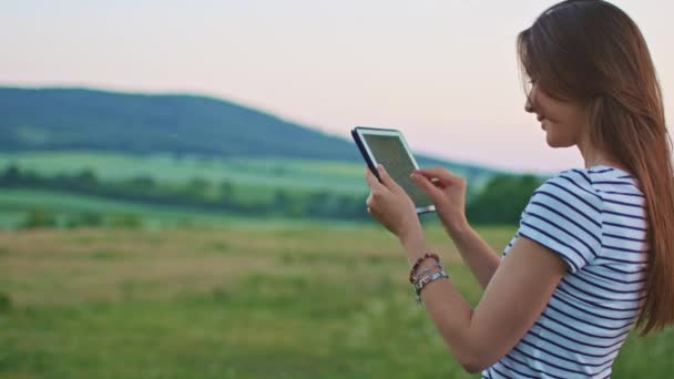 Vrouw die digitale tablet gebruikt — Stockvideo