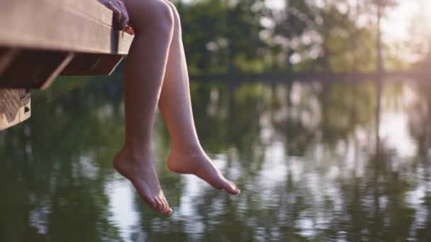 Женщина расслабляется у озера — стоковое видео
