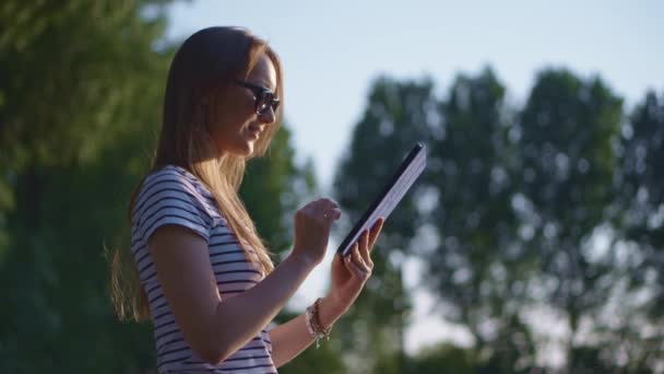 Kobieta stosująca tabletkę — Wideo stockowe