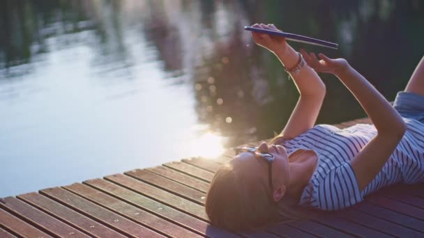 femme utilisant une tablette numérique