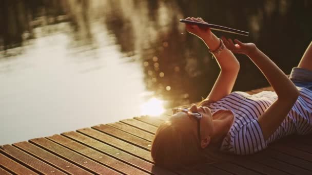 femme utilisant une tablette numérique