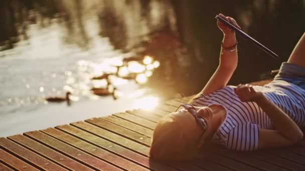 femme utilisant une tablette numérique