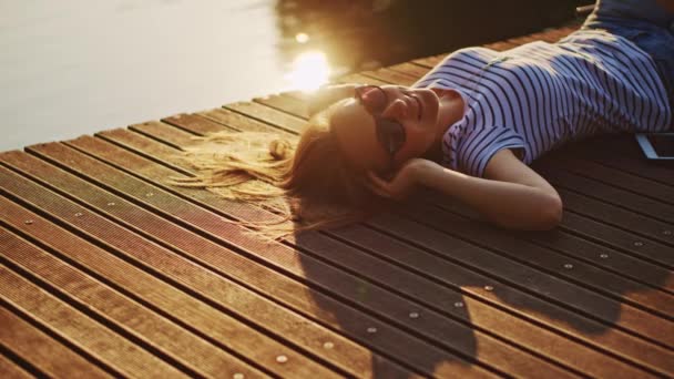 Mujer relajándose en embarcadero de madera — Vídeos de Stock