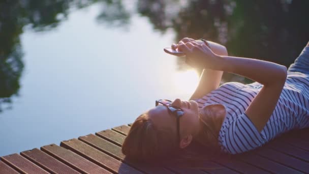 Mujer usando teléfono inteligente al aire libre — Vídeos de Stock