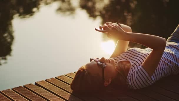 femme utilisant smartphone à l'extérieur 