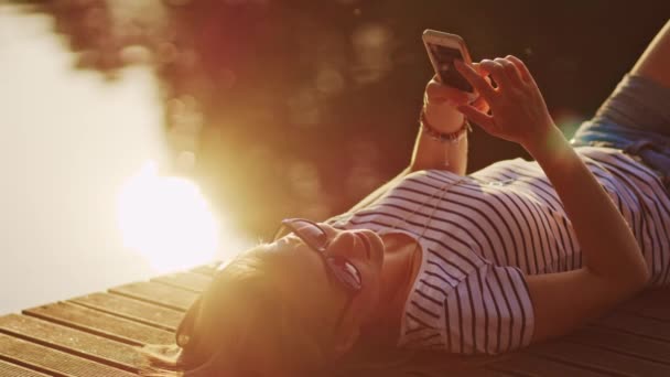 Mujer usando teléfono inteligente al aire libre — Vídeos de Stock