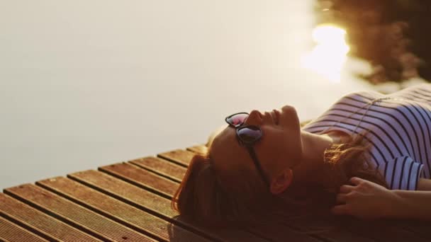 Femme relaxante et souriante 