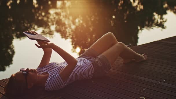 Femme utilisant une tablette numérique à l'extérieur 