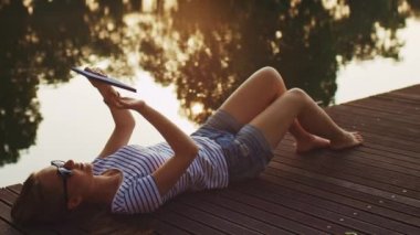 açık havada dijital tablet kullanan kadın