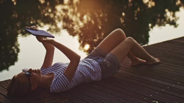 Femme utilisant une tablette numérique à l'extérieur 