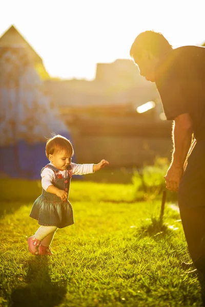 Bebé niña haciendo los primeros pasos —  Fotos de Stock