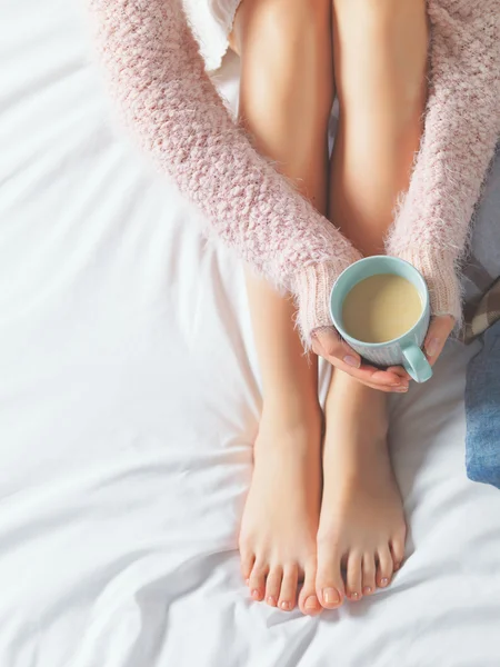 Mujer relajante en ambiente acogedor en casa — Foto de Stock