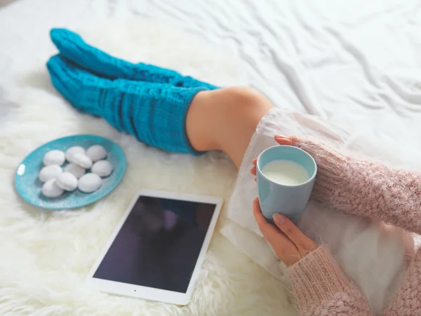 Žena v domácí atmosféře pomocí tabletu — Stock fotografie