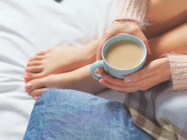 Mujer relajante en ambiente acogedor en casa —  Fotos de Stock