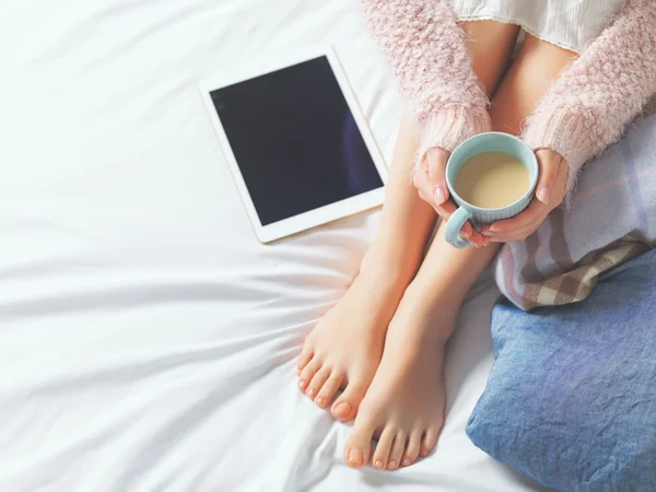 Femme utilisant une tablette à la maison atmosphère — Photo