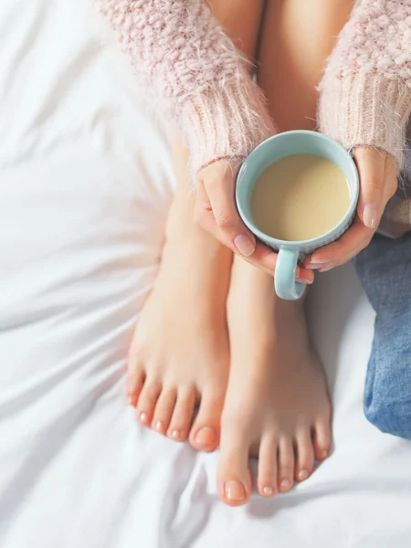 Mulher relaxante na atmosfera acolhedora casa — Fotografia de Stock