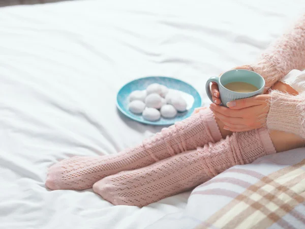 Mulher relaxante na atmosfera acolhedora casa — Fotografia de Stock