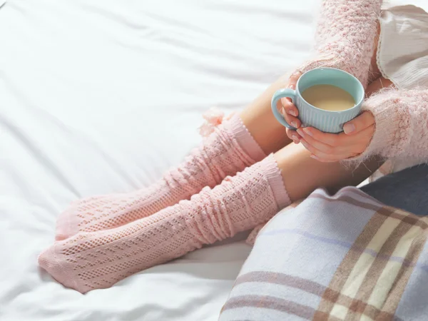 Mulher relaxante na atmosfera acolhedora casa — Fotografia de Stock