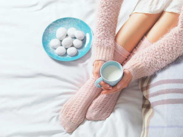 Mujer relajante en ambiente acogedor en casa — Foto de Stock