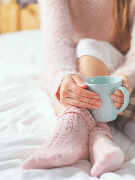 Mulher relaxante na atmosfera acolhedora casa — Fotografia de Stock