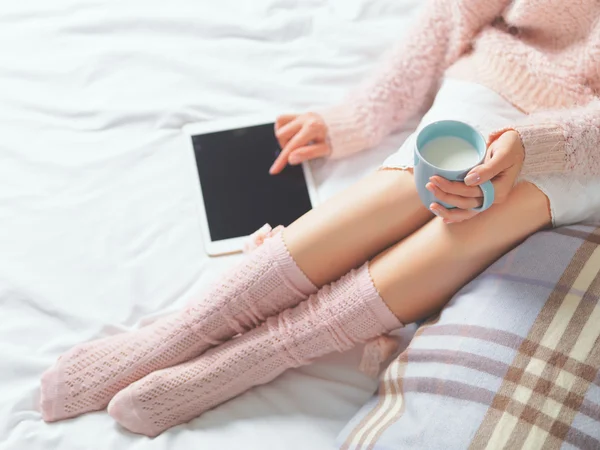 Woman using tablet at home atmosphere — Stock Photo, Image