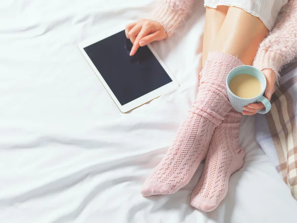 Mulher usando tablet em casa atmosfera — Fotografia de Stock