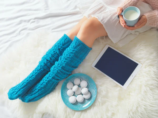 Mujer usando tableta en la atmósfera del hogar Imagen de stock