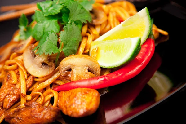 Mantar, tavuk ve kireç ile baharatlı Asya noodles yakın çekim