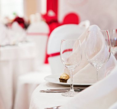 Restoranda boş şarap kadehleri olan düğün resepsiyonu geçmişi