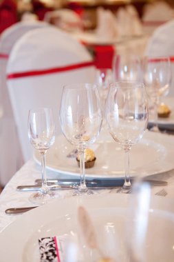 Lokantanın içinde gözlüklü masa hazır.