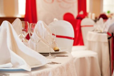 Lüks restoranda boş bardaklar ve tabaklar.