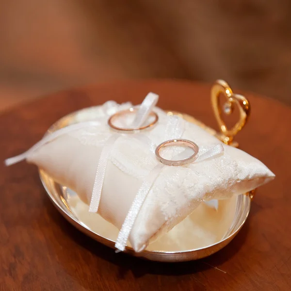 Wedding Rings Pillow — Stock Photo, Image