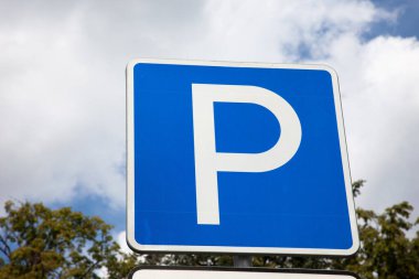 Gökyüzüne karşı caddede park tabelası