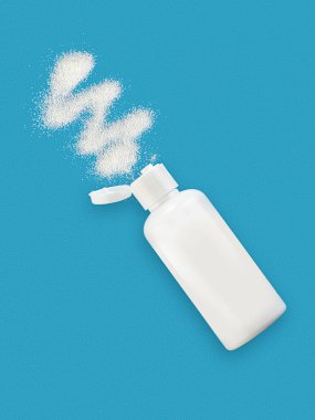 Mavi arka planda yüz enzimi tozu temizleniyor