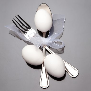 Kaşık çatal ve Paskalya yortusu yumurta